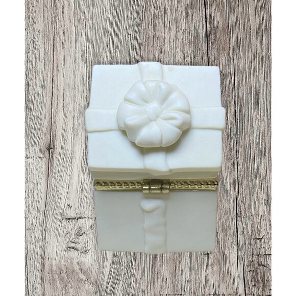 Dept 56 “Surprise” box. Snowbabies. No chips or cracks. No box - Picture 4 of 5